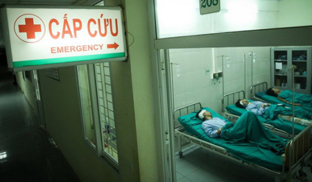 Khoa ngoại chấn thương Bệnh viện đa khoa Lào Cai đang điều trị cho 17 nạn nhân.